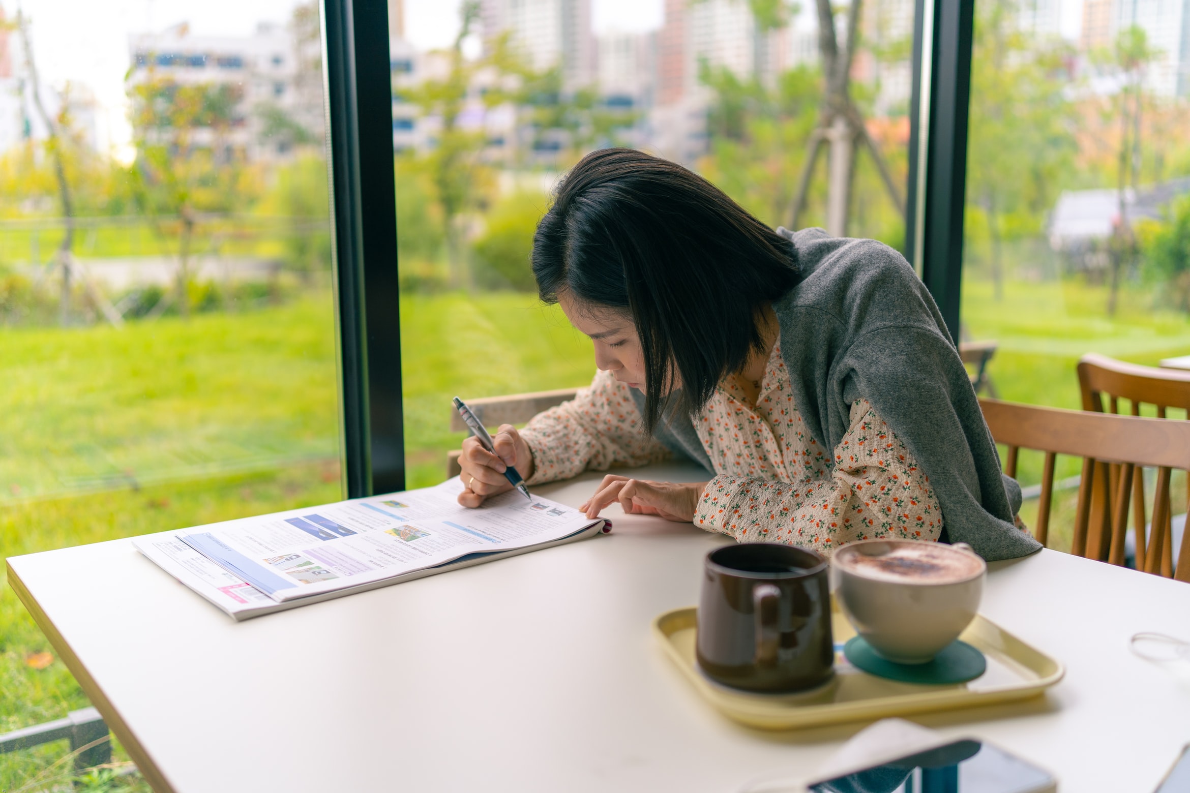 young woman studying in a cafe